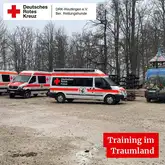 Einsatzfahrzeuge im Freizeitpark Traumland beim Training der Rettungshunde