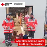 Rettungshundeteams beim Sammeln in einer Einkaufspassage mit ihren Einsatzhunden