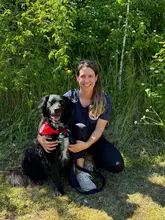Therapiehunde team des DRK Reutlingen Therapihundeteam Fotosession im grünen