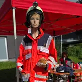 Schaufensterpuppe mit Einsatzjacke und persönlicher Schutzausrüstung des DRK Reutlingen