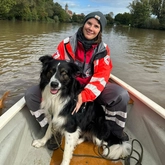 Cane und Damaris Rettungshundeteam beim Boot fahren im Training zur vermisstensuche