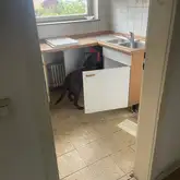 Hund findet in einem Abrissgebäude eine versteckte Person und bekommt dafür einen Dummy