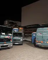 Gelände eines Dachdeckers mit Fahrzeugen