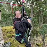 DRK Rettungshund beim Abseilen im Wald mit Hundeführer