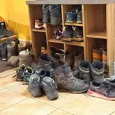Eine große Anzahl Wander und Einsatzstiefel