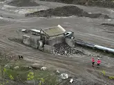 Einsatzkräfte mit Hunden in einem Kieswerk bei einer Einsatzübung