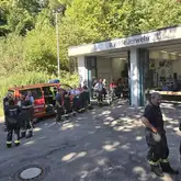 Einsatzkräfte der Feuerwehr vor der Fahrzeughalle
