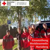 Einsatzkräfte des DRK Reutlingen Rettungshunde stehen zum Gruppenbild