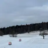 Einsatzfahrzeuge fahren über schneebedecktes Feld