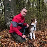 Emma und Timo Rettungshundeteam im Wald beim Training zur Vermisstensuche