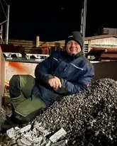 Versteckperson im Rettungshundetraining auf einem Kieshaufen