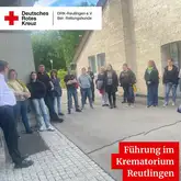 Gruppe steht vor dem Krematorium in Reutlingen und wartet auf die Besichtigung