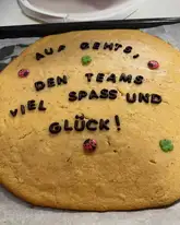 Kuchen mit Aufschrift den Teams viel Spaß und Glück
