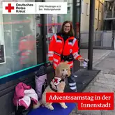 Retungshundeteam beim Sammeln von Spenden in der Einkaufspassage