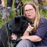 Rettungshundeteam beim Fotoshooting auf einer Wiese