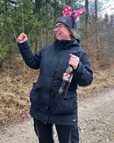 Frau mit Colaflasche und Schleife auf dem Kopf
