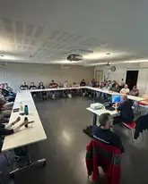 Gruppenraum mit parlamentarischer Bestuhlung und Mitgliedern der Rettungshunde bei der Jahreshauptversammlung