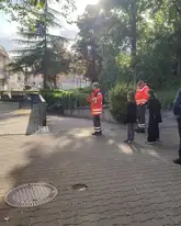 Eine Gruppe auf einem Platz darunter zwei Einsatzkräfte der DRK Bereitschaft Rettungshunde Reutlingen