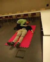 Person beim Bodycheck überprüft Atmung