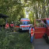 Einsatzkräfte mit zwei Einsatzfahrzeugen bereiten sich auf die Suche mit ihren Suchhunden vor