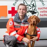 Rettungshundeteam vor einem Einsatzwagen der Rettungshundestaffel Reutlingen