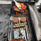Grill mit Würstchen und Käse