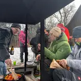 Personen beim Grillen