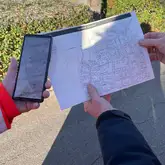 Handy mit Karte und gedruckte Karte werden verglichen