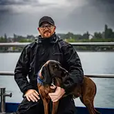 Hund mit Hundeführer auf Schiff