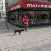 Mantrailteam in einer Einkaufspassage