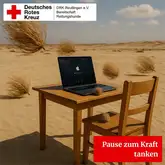 Laptop auf einem Tisch in der Wüste weil Social Media Beauftragte krank ist
