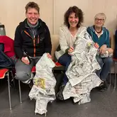 Zwei Personen beim Auspacken von Wichtelgeschenken