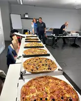 Pizzen aufgereiht bei der Jahreshauptversammlung 2026 der Suchhunde Staffel des DRK Reutlingens