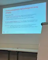 Projektionsfläche mit informationen zu PTBS