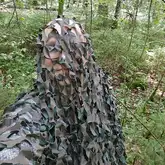 Person macht Selfie mit Tarnnetz