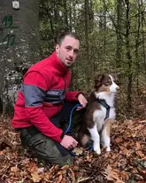 Suchhundeteam im Wald vor einem Baum auf der Schwäbische Alb