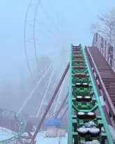 Riesenrad in einem Vergnügungspark im Winter