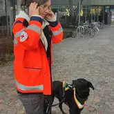 Mantrailteam in einer Einkaufspassage beim Vorbereiten auf die Suche