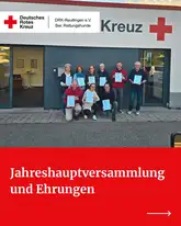 DRK Mitglieder mit Urkunden vor einem Gebäude des DRK Reutlingen