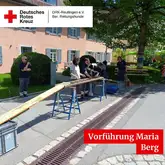 Trainingsgeräte mit einsatzkräften des DRK Schwäbische Alb bei einer Vorführung mit ihren Hunden