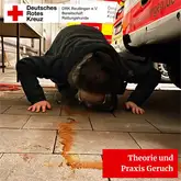 Person riecht auf Pflasterstein einer Geruchsspur nach
