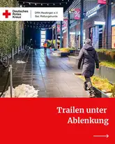 Leere Einkaufspassage mit schneehaufen und im Hintergrund läuft ein Mantrailer mit Hund