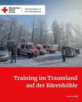 Einsatzfahrzeuge der Rettungshundestaffel Reutlingen im Schnee im Wald auf einem Parkplatz