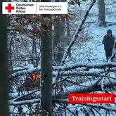 Mantrailteam trailt mitten duch den schneebedeckten Wald