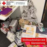 Einen haufen Geschenke in Zeitungspapier
