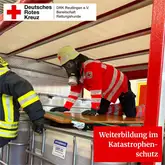Person mit Atemschutzmaske im LKW auf Material sitzend