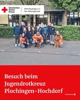 Gruppe menschen in der ersten Reihe Mantrailer des DRK Reutlingen mit ihren Hunden und dahinter ein paar Kinder