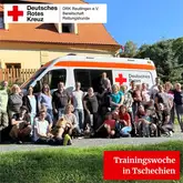 Gruppe an Personen vor einem Einsatzfahrzeug der DRK Rettungshunde Reutlingen