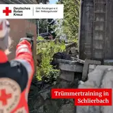 Einsatzkraft der Rettungshunde des Duetschen roten Kreuz unscharf zeigt mit der hand richtung Hund in einem Trümmergebiet