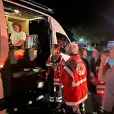 Einsatzkräfte beim Stärken mit einem warmen Gericht